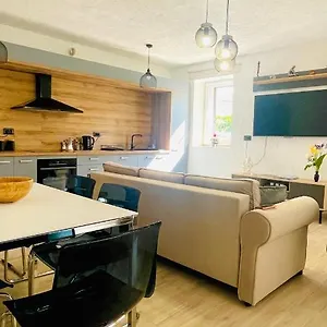 Apartman Modern With Fireplace & Stylish Kitchen, Kanfanar